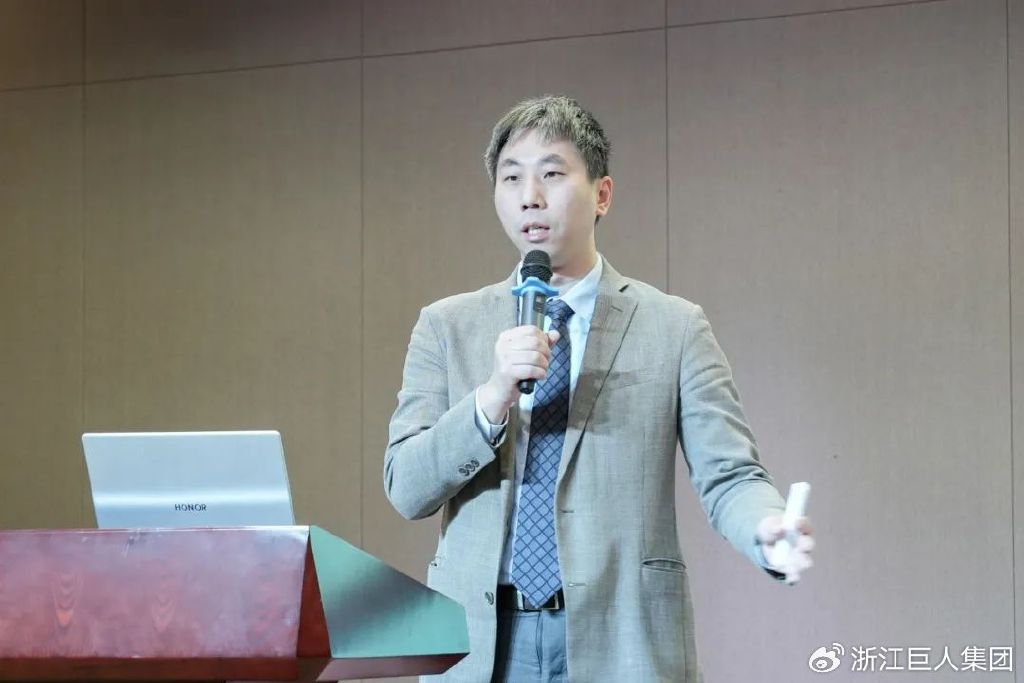 聚變 ? 與時(shí)偕行——巨人集團(tuán)2025’迎春大會